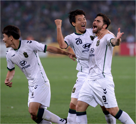 전북현대는베이징궈안(중국)과아시아축구연맹(AFC)챔피언스리그16강2차전원정경기에서후반27분에터진에두의결승골덕에K리그4개팀가운데가장먼저8강진출에성공했다.(자료사진=한국프로축구연맹공동취재단)