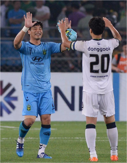 안방에서열린전북현대와아시아축구연맹(AFC)챔피언스리그16강2차전에서0-2로패한베이징궈안(중국)의그레고리오만사노감독은상대골키퍼권순태의미친선방을패인으로꼽았다.(자료사진=한국프로축구연맹공동취재단)