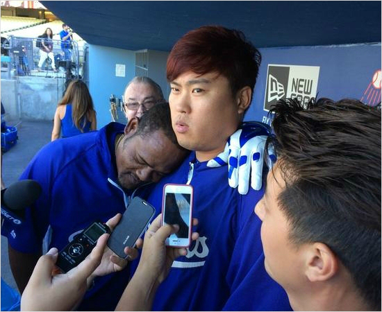 "현진아형가기싫다."LA다저스가후안유리베(왼쪽)의트레이드를추진하고있다.지난해다정한모습을보여주던유리베와류현진.(LA다저스트위터)