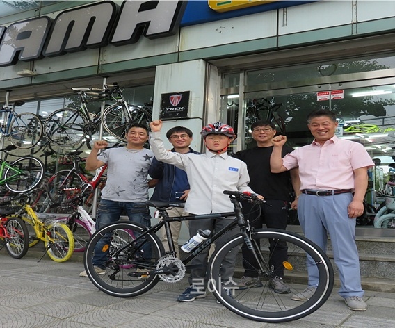 ▲자전거를다시선물받은한군과부산남부서형사들이파이팅을외치고있다.(사진제공=부산남부경찰서)