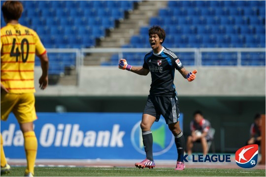 부산골키퍼이범영은지난주말광주와원정경기에서상대의페널티킥을앞두고페널티마크의잔디를고의로훼손했다는논란끝에소속팀의자체징계로오는9월광주와맞대결에출전하지못하게됐다.(자료사진=한국프로축구연맹)