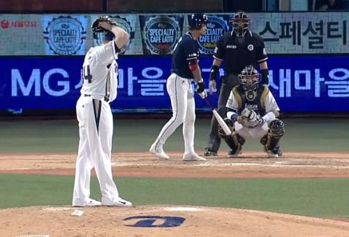 ▲와인드업자세에들어간해커.바로이다음순간에오재원이타임을요청했고,심판이이를받아들였다.벤치클리어링의원인은바로이장면에서부터시작됐다.사진│SBS중계화면캡쳐