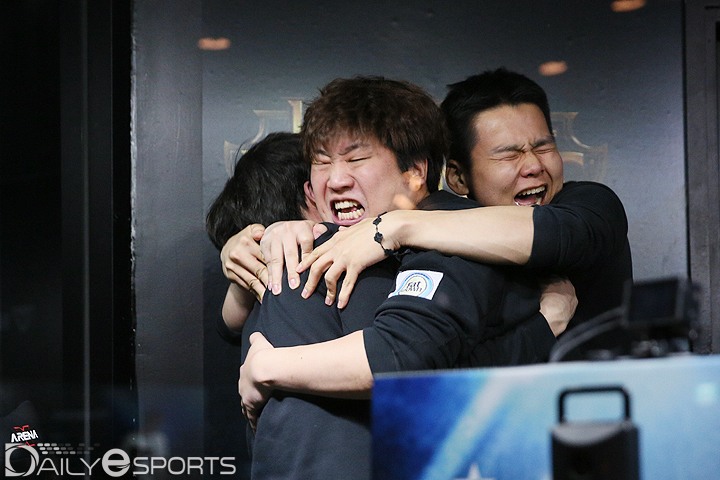 CJ가 KT를 상대로 극적인 역전승을 거둔 뒤 손대영, 정제승 코치가 기쁨의 포옹을 나누고 있다.