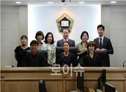 ▲최한기행정관가족및지인들이법정에서기념촬영.(사진제공=대구지법)
