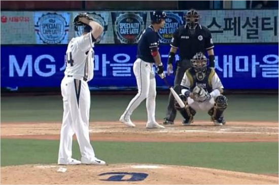 '이미들어갔는데...'27일NC투수에릭해커(왼쪽)이와인드업에들어간상황에서두산오재원이타임을요청하기직전모습.(사진=중계화면캡처)