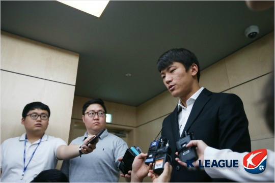 경기중상대선수의얼굴을고의로때리고퇴장당해한국프로축구연맹상벌위원회에출석한한교원은축구팬에준상처를평생가슴에새기고자숙하며살겠다고고개를떨궜다.(자료사진=한국프로축구연맹)