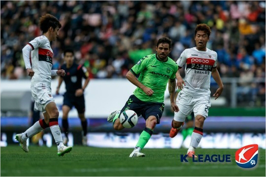 2013년FA컵결승에서맞붙었던전북현대와포항스틸러스는2년만에결승이아닌16강에서다시만났다.2년전결승에서는포항이,지난4월두팀의올시즌첫대결에서는전북이승리했다.(자료사진=한국프로축구연맹)