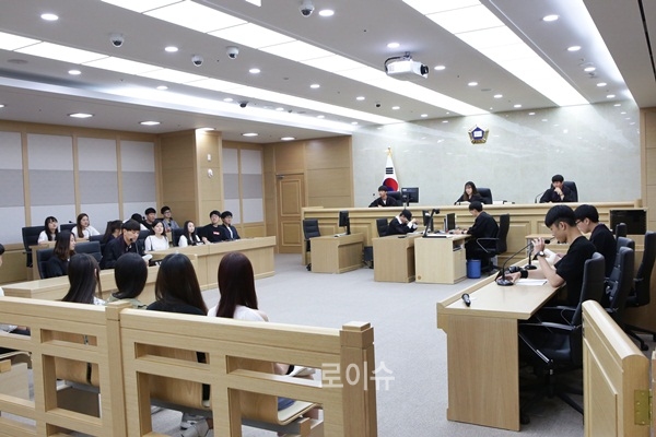 ▲캠퍼스에서배웠던법학지식을실무에적용해보는모의재판을진행하고있다.