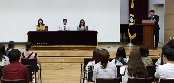 ▲학생들이법원직원들과법원공무원이되기위한준비과정등얘기를나누고있다.(사진제공=울산지법)