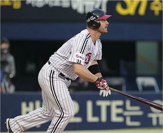 '내가바로쌍둥이군단4번'부상으로뒤늦게합류한이후타율3할중반대상승세로4번타순까지올라온LG잭한나한.(자료사진=LG트윈스)
