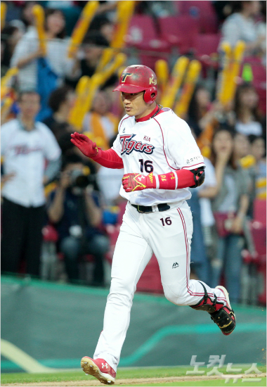 3루타가모자라사이클링히트를놓친KIA김주찬이3회말2점홈런을터뜨리고3루를돌고있다.(KIA제공)
