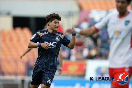 5경기연속골맛을본서울이랜드의공격수주민규는리그8호골로30일맞대결서침묵한수원FC의외국인공격수자파를밀어내고K리그챌린지득점부문단독선두가됐다.(자료사진=한국프로축구연맹)