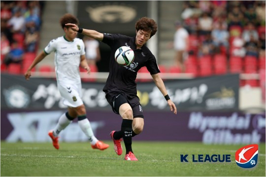 성남공격수황의조는리그선두전북을안방으로불러들인'현대오일뱅크K리그클래식'13라운드에서후반35분과40분에연속으로골맛을보며성남의2-1역전승을이끌었다.(자료사진=한국프로축구연맹)