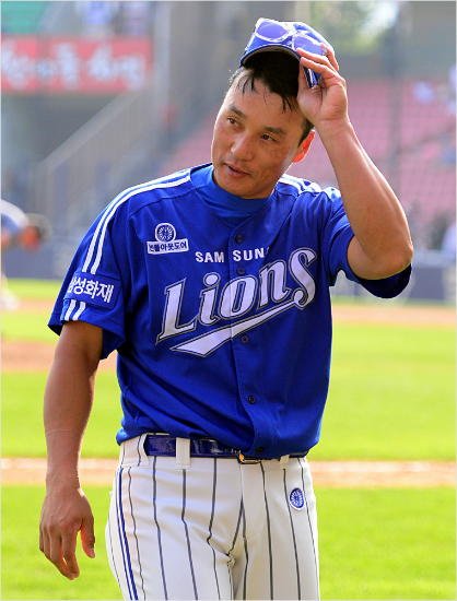 '아쉽지만포항에서'삼성이승엽은5월마지막주말LG와잠실3연전에서아쉽게사상최초400홈런달성이무산되면서6월첫주중3연전인포항롯데전을기약하게됐다.(잠실=삼성라이온즈)
