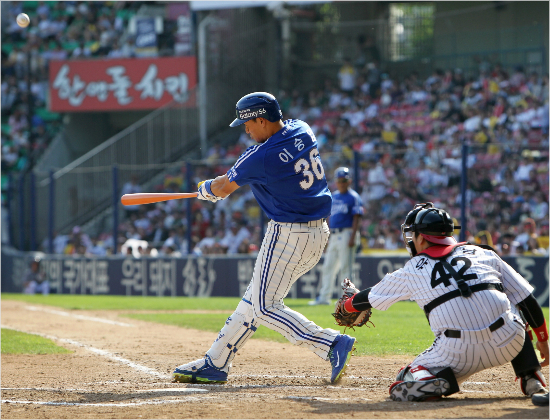 '이게넘어갔다면논란도없었을텐데'삼성이승엽이31일LG전에서8회홈런성타구를날리는모습.그러나폴대를살짝비껴가면서아쉽게파울이됐다.(잠실=삼성)