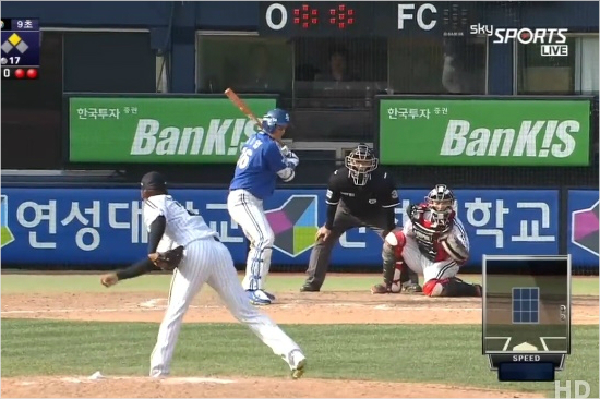 '차라리일어나라'LG배터리가31일삼성전에서9회2사2루에서상대이승엽에게4개연속볼넷을던진모습.(사진=스카이스포츠중계화면캡처)
