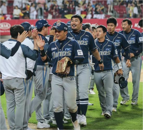 '5월만같아라'NC선수들이5월마지막경기인광주KIA원정에서1점차승리를거둔뒤하이파이브를하는모습.(광주=NC다이노스)