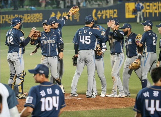 '사자도공룡앞에선'NC선수들이지난15일삼성과대구원정에서9회짜릿한결승점을뽑아내며승리를거둔뒤기뻐하는모습.(자료사진=NC)