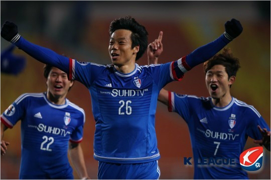 울리슈틸리케감독은올시즌K리그에서득점2위,도움1위를달리는염기훈(가운데)의대표팀발탁을두고적지않은나이(32세)를가장고민했다고털어놨다.(자료사진=한국프로축구연맹)