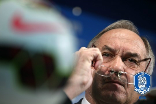 슈틸리케감독은이번달A매치에서객관적인전력에서한수아래인아랍에미리트와미얀마를상대하는만큼같은기량이라면나이가어린선수들에게A매치출전기회를주기로했다고자신의소신을밝혔다.(자료사진=대한축구협회)