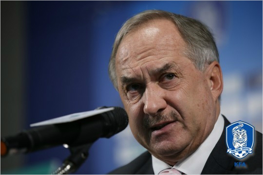 월드컵 예선 앞둔 슈틸리케는 왜 아시안컵을 떠올렸나