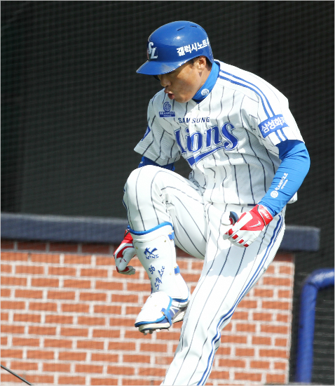 '포항은내땅'삼성이승엽이올시즌3월8일포함에서열린두산과시범경기에서홈런을때려낸뒤기뻐하면서홈플레이트를밟는모습.(자료사진=삼성)