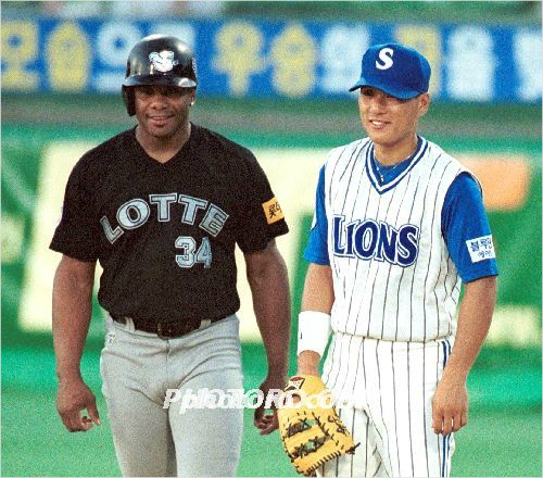 롯데에서뛰었던외국인선수펠릭스호세(왼쪽)가타점왕경쟁을펼쳤던이승엽과함께했던시절.(자료사진=삼성)