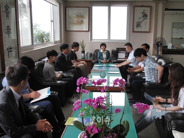 ▲동서대경찰학과교수등학생들이백지영지부장과간담회를갖고있다.(사진제공=한국법무보호복지공단부산지부)