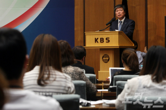 조대현KBS사장이1일오후서울여의도KBS신관국제회의실에서수신료인상관련기자회견을갖고있다.조사장은이날기자회견을통해35년째2천500원인수신료를4천원으로인상,광고를대폭줄이겠다고밝혔다.조사장은이어“KBS가광고를중단하면그분량이다른방송과신문,통신업계로유입돼미디어산업의상생에도움이될것”이라고덧붙였다.황진환기자