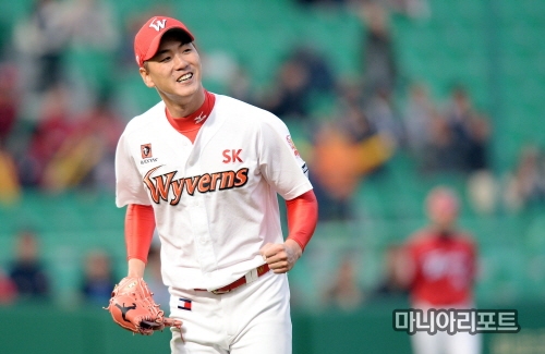 ▲1일오후인천문학야구장에서열린2015프로야구SK와이번스와KIA타이거즈의경기에서SK선발김광현이KIA필을삼진으로이닝종료를시키며기뻐하고있다.사진