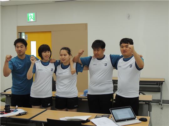 사진: 엔씨문화재단이 이천장애인체육종합훈련원을 찾아 스페셜올림픽 국가대표를 응원했다. 사진은 왼쪽부터 한국 배드민턴 국가대표 김병수 코치, 김혜정, 박미선, 옥윤수, 정진호 선수가 파이팅을 외치고 있다.