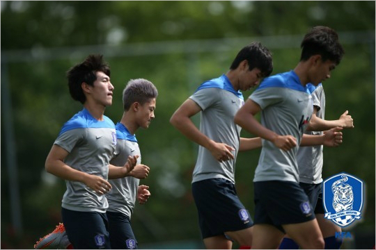 최진철17세이하축구대표팀감독은스페인프리메라리가FC바르셀로나유소년팀에서활약중인장결희와이승우(왼쪽부터)가국내선수들과여러차례호흡을맞춘경험이있는만큼수원컨티넨탈컵에서좋은활약을할수있을것이라고예상했다.(자료사진=대한축구협회)