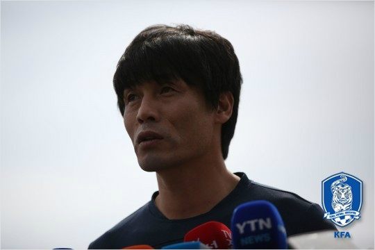 최진철17세이하축구대표팀감독은이승우가지난달수원JS컵에서기대에미치지못했던이유로한살위형들과서로에대한이해가부족했기때문이라고분석했다.(자료사진=대한축구협회)