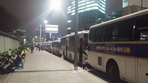 ▲이덕우변호사가지난4월18일밤9시경광화문앞의경찰차벽찍어페이스북에올린사진.