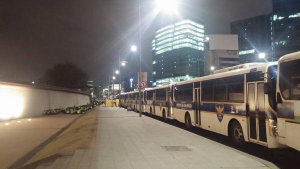 ▲이덕우변호사가지난4월18일밤9시경광화문앞의경찰차벽찍어페이스북에올린사진.