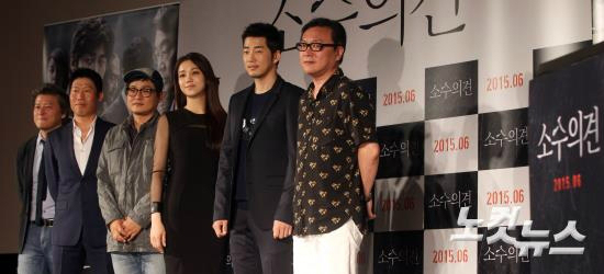 배우권해효(왼쪽부터),유해진,김성제감독,김옥빈,윤계상,김의성이2일오전서울을지로동대문메가박스에서열린영화'소수의견'제작보고회에참석해포즈를취하고있다.(사진=황진환기자)