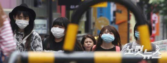 중동호흡기증후군(메르스)확산사태와관련해정부가대응단계를'주의'로유지키로한2일오후서울명동을찾은외국인관광객들이마스크를착용한채관광을하고있다.(사진=황진환기자)