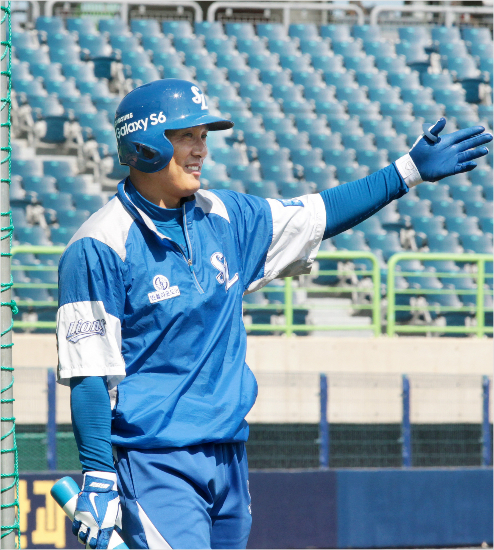 '오늘은칩니다'삼성이승엽이3일롯데전을앞둔타격훈련도중외야를가리키며웃음을짓고있다.(포항=삼성라이온즈)