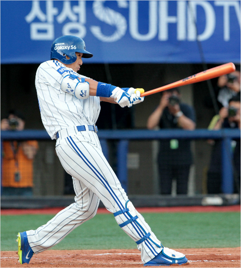 '터졌다'삼성이승엽이3일롯데와홈경기에서3회통산400호홈런을쏘아올리고있다.(포항=삼성)