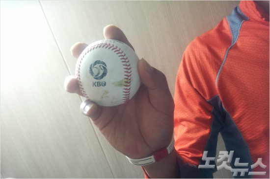 '이게바로홈런공'삼성이승엽이3일롯데와홈경기에서날린통산400호홈런공.KBO마크에찍힌점이비밀마킹이다.(포항=임종률기자)