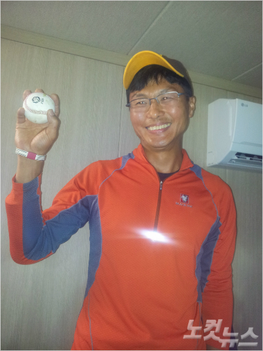 '내가잡았어요'김재명씨가3일이승엽의400홈런공을들고인터뷰를하면서함박웃음을짓고있다.(포항=임종률기자)