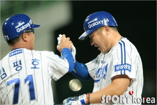 3일오후포항야구장에서열린`2015타이어뱅크KBO리그프로야구`삼성라이온즈대롯데자이언츠경기8회말1사에서삼성최형우가개인통산1,000안타를기록한후김평호1루코치의환영을받고있다.(포항=삼성)