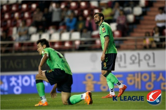 간판골잡이이동국(왼쪽)과에두가2경기연속유효슈팅을기록하지못한'1강'전북은최근2경기에서1무1패의주춤한성적으로치열한경쟁속에2위를지킨수원과격차가7점까지줄었다.(자료사진=한국프로축구연맹)
