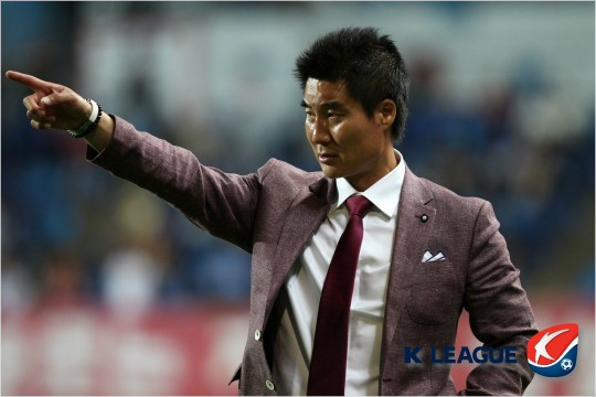 성적부진에자진사퇴한조진호감독의뒤를이어대전시티즌에부임해공식데뷔전을치른최문식감독은안방에서아쉬운패배로자신의감독생활을시작했다.(자료사진=한국프로축구연맹)