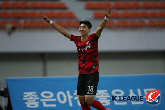 다시한번울리슈틸리케감독의부름을받은이정협은올시즌K리그챌린지1호이자자신의프로데뷔첫해트트릭으로자신의물오른경기력을입증했다.(자료사진=한국프로축구연맹)