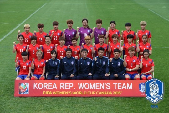 12년만의국제축구연맹(FIFA)여자월드컵출전을앞둔'윤덕여호'는인조잔디적응을위해미국프로팀과가진연습경기에서작은선과지소연이나란히골을넣는등5-0대승을거두고미국전지훈련을성공적으로마무리했다.(자료사진=대한축구협회)