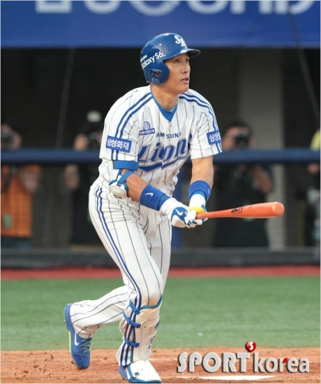 '국민을위해날린다'삼성이승엽이3일'2015타이어뱅크KBO리그'롯데와홈경기에서3회400홈런을날린뒤타구를응시하고있다.(포항=삼성라이온즈)