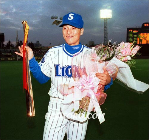 '국민들의힘때문이었죠'당시KBO리그최초로50홈런을돌파하며54개의아치를그려냈던1999년이승엽의모습.(자료사진=삼성)