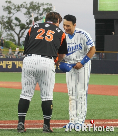 '준석아,미안하다고전해줘'3일포항에서열린`2015타이어뱅크KBO리그프로야구`삼성-롯데의경기3회말2사에서삼성이승엽이400홈런을친후롯데최준석에게축하꽃다발을받고있는모습.(자료사진=삼성)