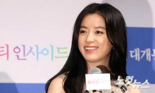 배우한효주가4일오전서울압구정CGV에서열린영화'뷰티인사이드'제작보고회에참석해미소짓고있다.(사진=황진환기자)